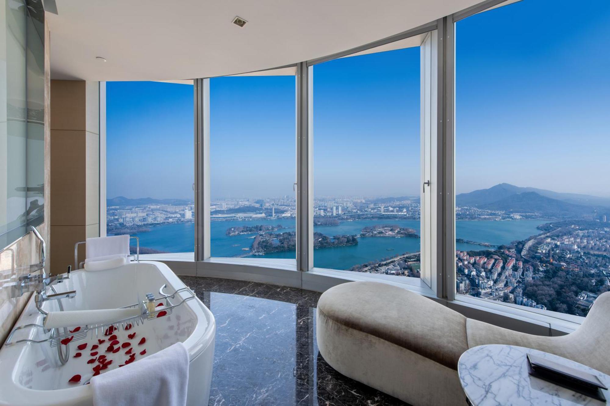 One-Bedroom Dining Suite with Lake View